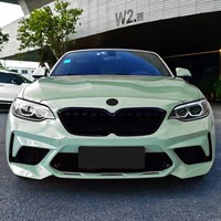 Kit carrosserie complet pour BMW Série 2 F22 modifiée M2C : pare-chocs avant, pare-chocs arrière, marchepieds latéraux.