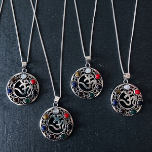 Colgantes 925 Seven 7 Chakra Om chapados en plata con piedras preciosas naturales - Product Image 1