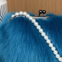 Sac de soirée élégant Zeyu en fausse fourrure bleue duveteuse, pochette à fermoir kiss-lock avec poignée supérieure en perles pour femme, sac à main en fausse fourrure écologique ODM / OEM