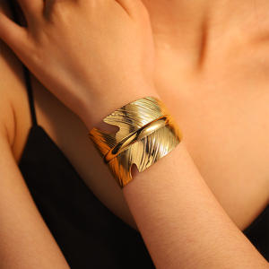 समाचार अद्वितीय हाइपोएलर्जेनिक गैर तरकश वाटरप्रूफ क्यूफ ब्रेसलेट चीन महिलाओं के लिए थोक गहने - Product Image 4