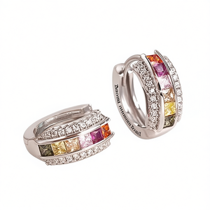 Boucles d'oreilles Huggie réalistes en or blanc avec cristaux de strass taille princesse sertis en canal pour femme, bijoux de fête tendance - Product Image 1