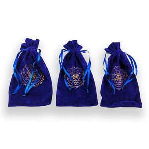 Carte di alta qualità stampate su misura di tarocchi e oracoli in lamina d'oro personalizzate confezionate in una elegante opzione di borsa di stoffa - Product Image 2