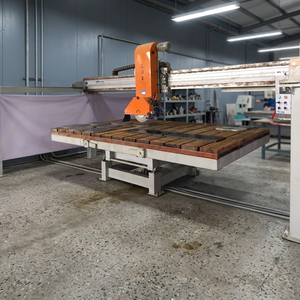 Scie à pont automatique ACME pour la découpe de pierre avec table rotative de 0 à 270°, moteur de 11 kW, épaisseur de coupe de 50 mm - Product Image 1