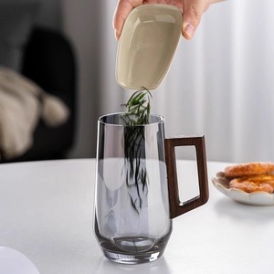 Taza de té de vidrio con mango de madera de estilo chino, resistente al calor, para uso en el hogar y la oficina, diseño sólido, regalo para adultos - Product Image 1