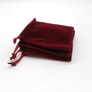Pochettes à cordon en velours cramoisi imprimées sur mesure - Sacs d'emballage doux au toucher pour les cadeaux de mariage et les calendriers de l'avent - Product Image 3