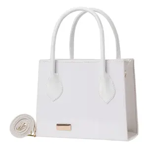 Sac fourre-tout en cuir renforcé blanc décontracté pour femmes Fana Jena avec détail de chaîne dorée et fermeture à glissière pour adultes - Product Image 3