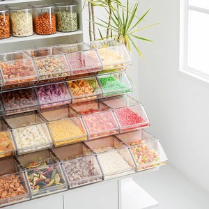 Venta al por mayor de acrílico transparente de gran capacidad personalizado caja de almacenamiento de alimentos dulces estante de aperitivos colgante bolsillo transparente para uso en el baño - Product Image 5
