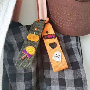 Porte-clés personnalisé avec patch en tissu, cordon et mousqueton métallique, avec logo de marque - Product Image 4