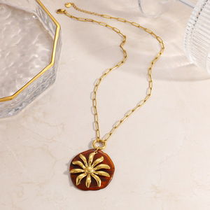 Fashion Pendant <b>Necklace</b> 18k Gold Plated Resin Flower Charm Single Layer <b>Statement</b> Jewelry for Women - Product Image 2