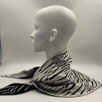 Bandana en tricot Triangle Jacquard pour femme Écharpe en nylon à rayures noires et blanches pour le cyclisme Sports de plein air et voyages