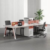Nouveaux meubles de bureau modernes, postes de travail en open space, ensembles modulaires