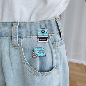 Rétro série caméra emblème Cassette pont lecteur CD téléphone broche broche en métal pour les hommes et les femmes tissu sac à dos décoration - Product Image 6