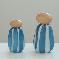 Vase en verre soufflé artisanal moderne avec dessus en galets et corps rayé rose pâle, centre de table décoratif, vente en gros, décoration intérieure, cadeaux