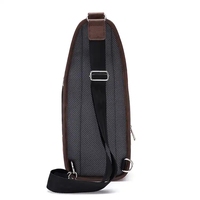 Klassische braune Brusttasche für Herren, faltbare Schultertasche mit Verschlussknopf und bestickten Buchstaben