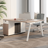Poste de travail modulaire en acier et bois massif avec panneau de séparation pour espaces de travail ouverts