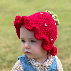 Conjunto de ropa de bebé hecho a mano con ganchillo: gorro de fresa y cubrepañal con volantes tejidos - Product Image 5