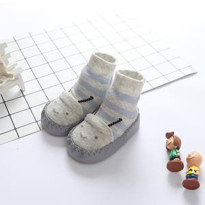 Usine directement en Chine <span class=keywords><strong>pas</strong></span> <span class=keywords><strong>cher</strong></span> maison infantile personnalisé animaux imprime bébé chaussons chaussette chaussures pour enfants avec semelle en caoutchouc pour les enfants - Product Image 6