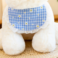 Peluche adorable West Highland White Terrier, chien créatif avec nœud et bavoir à carreaux, jouet en peluche doux pour la décoration de la maison, du canapé et de la chambre.