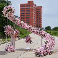 Dekorasi Latar Panggung Pernikahan Mewah Elegan, Gapura Spiral dengan Rangkaian Bunga Pink, Bunga Sutra