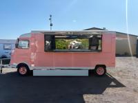 Customized Retro Electric KAIYUE Food Truck Trailer with Commercial Chocolate Melting Pot for Candy and Strawberry in Street