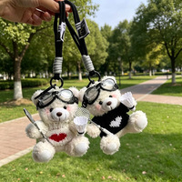 Breloque en peluche ours en peluche d'inspiration sportive, pendentif porte-clés pour sacs, design mignon et créatif, avec motif pull cœur