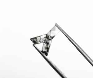 จี้เพชรรูปตัว Y สีเกลือพริกไทย ขนาด 1.16 กะรัต 9.8x8.5 มม. เพชรเลี้ยงในห้องปฏิบัติการ รับรองโดย IGI พร้อมแหวน - Product Image 2