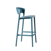 Bistro Coffee Shop Chaise de bar en plastique de style nordique Mobilier Hôtel Restaurant Club Chaise haute empilable