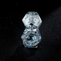 Ensemble de dés en résine polyédrique personnalisé de 7 pièces avec des chiffres argentés DND, noyau liquide bleu transparent pour les jeux de table