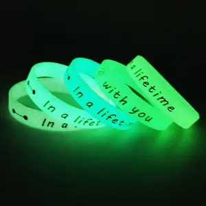 Pulseiras de silicone com logotipo personalizado, pulseiras elásticas personalizadas que brilham à noite com pulseiras de borracha escuras