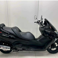 Scooter Maxi Honda Forza 250 d'occasion, excellent état. Moteur refroidi par liquide de 250 cm³, transmission automatique, entièrement fonctionnel.