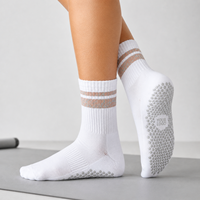 Chaussettes de Pilates antidérapantes personnalisées avec logo, chaussettes de yoga tricotées avec design de logo, chaussettes antidérapantes mi-mollet personnalisées pour le fitness et le yoga