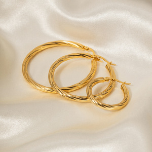 Boucles d'oreilles créoles géométriques en acier titane, texture câble, plaqué or 18 carats, robustes et inaltérables - Product Image 3