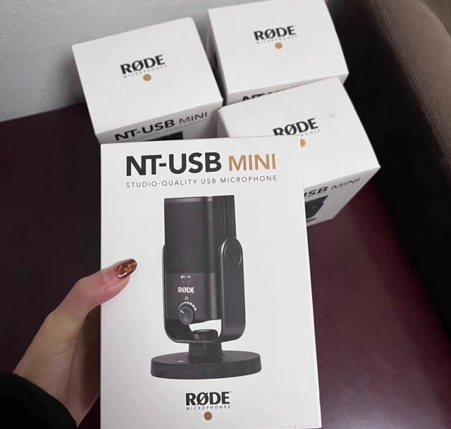 Rode NT-USB Mini Wired Condenser Microphone-Lightweight Desktop Studio-Quality for Phone Live Streaming Karaoke Online Gaming