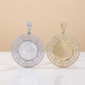 Colgante de Diamante Cultivado en Laboratorio con Diseño Griego, Medallón Personalizado con Incrustaciones de Diamantes, Joyería Fina de Lujo - Product Image 2