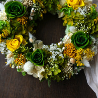 Couronne de roses éternelles élégante avec eucalyptus et coton, cadeau de Noël et de la Saint-Valentin, décoration pour le salon, la chambre à coucher, le cadre de porte