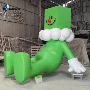 Escultura de personaje de FRP-Figura verde sonriente medio tendida con cabeza cuadrada y pose juguetona para centros de entretenimiento familiar - Product Image 1