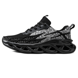 Zapatillas deportivas para hombre de talla grande con parte superior de malla transpirable y suela gruesa para absorción de impactos, ideales para correr de manera casual. - Product Image 3