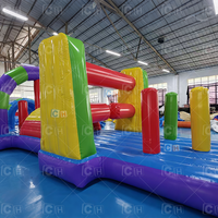 Structure gonflable avec toboggan, château gonflable, filet de sécurité, tour d'escalade et piste de course pour le plaisir des enfants en plein air lors de carnavals scolaires