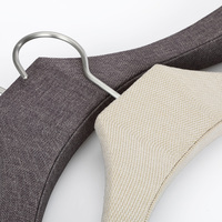 Cintres modernes et durables en bois et métal, recouverts de lin, personnalisables, multifonctionnels pour manteaux et vestes, pour le rangement des vêtements dans la garde-robe