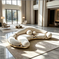 Canapé trois places en velours courbé de style italien, pièce design moderne, artistique, opulente, de forme irrégulière, pour salon de luxe