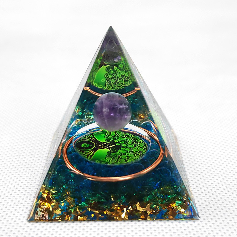 Diseño de árbol verde con bola morada