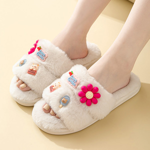 Venta al por mayor de moda mullido cálido punta abierta flor para zapatillas para las mujeres Chanclas de felpa con suela de EVA para el invierno - Product Image 1