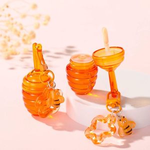 Brillo labial Miss Vanessa Honey proporciona una hidratación profunda, un brillo natural, ligero y no grasoso. - Product Image 6