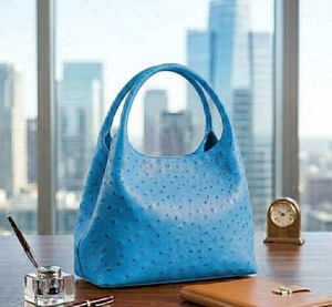 Sac fourre-tout en cuir de qualité supérieure pour femme, avec bandoulière, idéal pour le bureau, les voyages et le shopping, disponible à la vente - Product Image 3