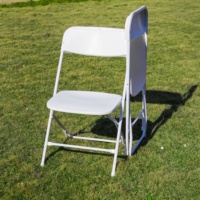 Chaise pliante en plastique surdimensionnée avec dossier carré et structure robuste thermolaquée pour le jardin et les services de restauration