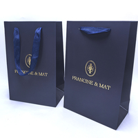 Sacs de shopping en papier personnalisés de luxe avec gaufrage en feuille d'or 3D, finition mate douce au toucher, sacs d'emballage verticaux pour vêtements