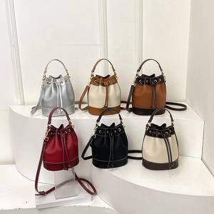 กระเป๋าถือสะพายข้างแฟชั่นดีไซน์หรูหราสำหรับผู้หญิงแบบรูดเชือก ปี 2026 รับผลิตตามสั่งขายส่งจากโรงงาน - Product Image 4