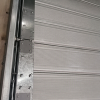 Porte sectionnelle industrielle sur mesure à levage vertical en acier pour entrepôt, idéale pour usage en usine
