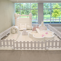 Ensemble de jeux gonflables rose et blanc avec château gonflable, piscine à balles fleurie et toboggan pour fêtes d'anniversaire et locations événementielles