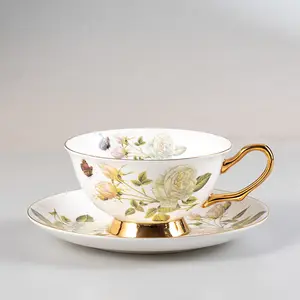 أكواب شاي مع صحون فاخرة عالية الجودة بحافة ذهبية ملكية بنقشة ورود مجموعة أكواب شاي خزف عظمي دقيق